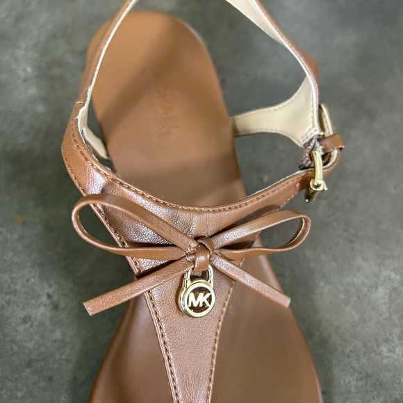 MK Thong sandal with bow - Picture 7 of 8